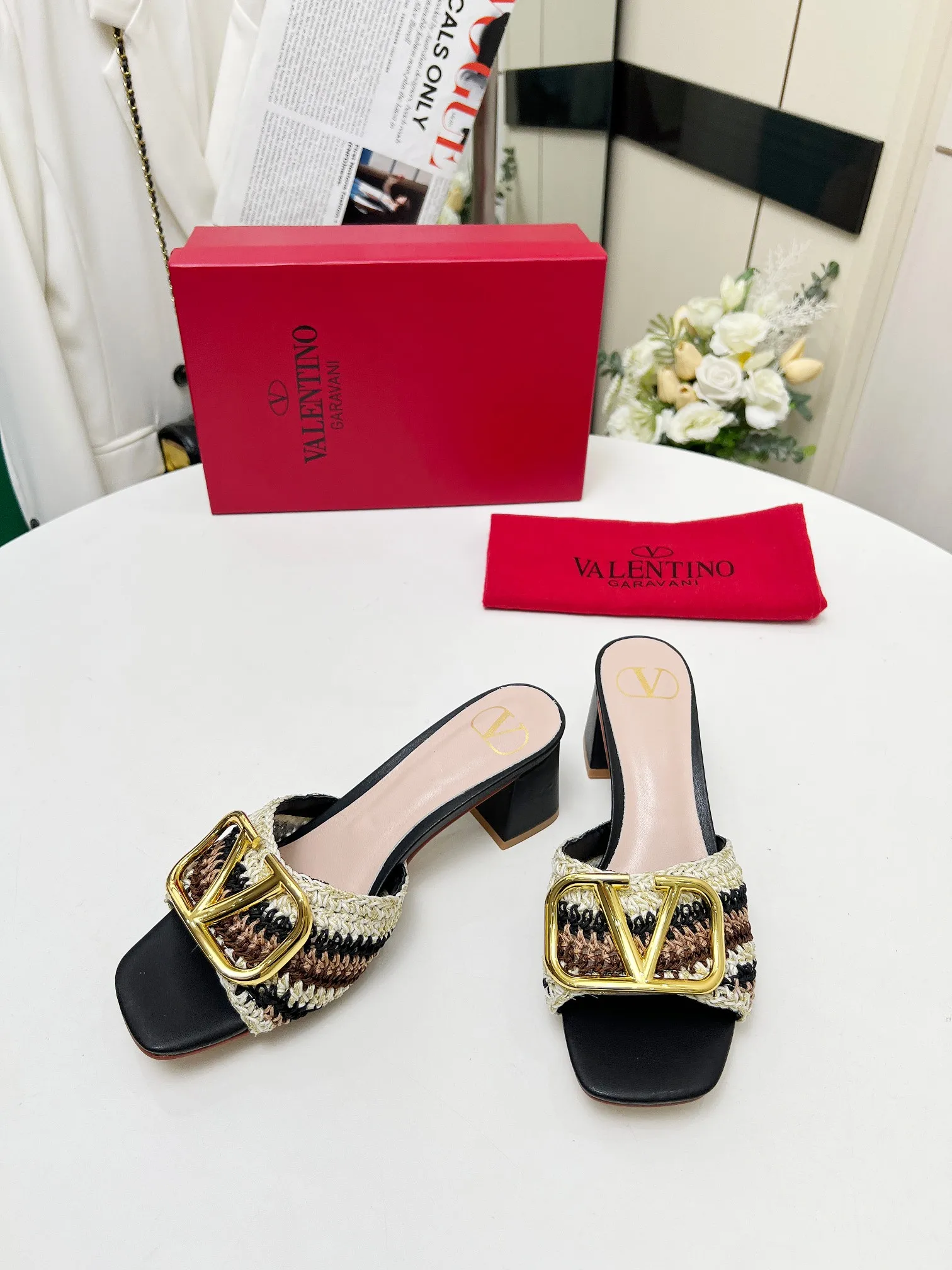 👟👟Ex-factory price 440👟👟 Genuine leather sole +30 🆕 Valentino👑👑 Latest series with perfect hand-woven details. A very eye-catching catwalk series launched [strong][strong] Code number: 35 to 43 (genuine leather sole +30)
